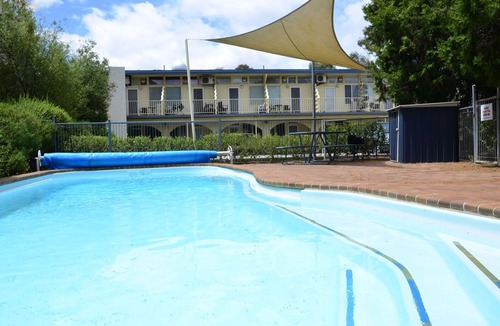 Capital Hill Apartment | Larger Studio Unit in Griffith with Free Wi-Fi + Parking