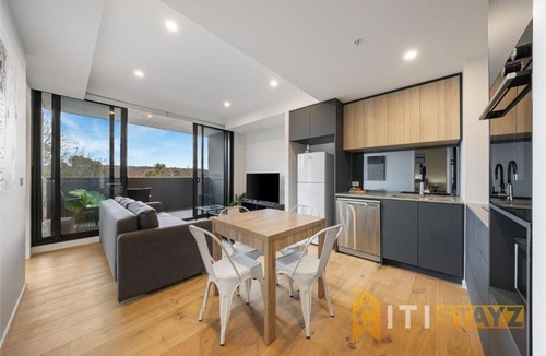 Lyneham Apartment | Lavish in Lyneham - 2BD 1Bth Apt
