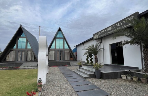 Bullawala Cottage | Lawn Side Manor By Wedding Coaster