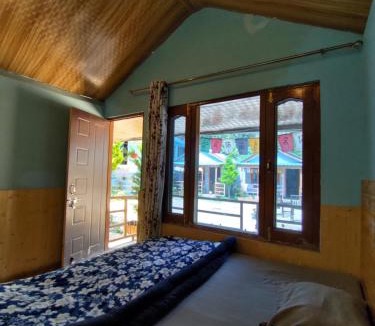Kasol Hotel | Lee Garden Himalayan Wooden Cottage Kasol