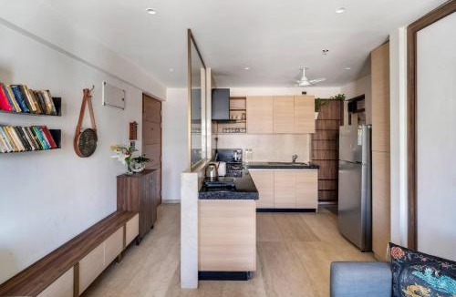 Kurla Apartment | Lily Modern Studio in BKC Pool Wi-Fi Kitchen
