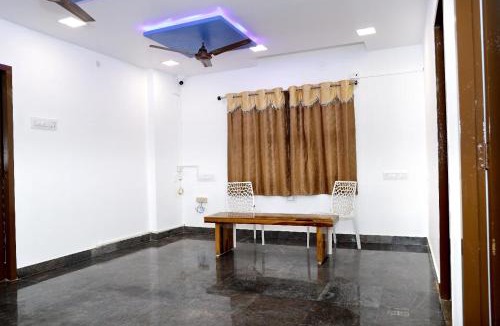 Egmore Hotel | Lloyd's Inn
