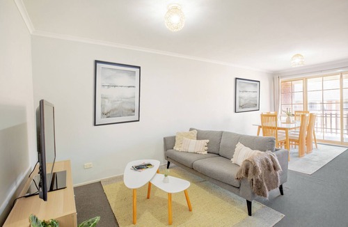Lyneham Apartment | Lovely 2B apartment with free WIFI - the blue gum