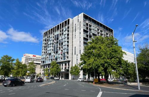 City West Apartment | Lovely CBD two bedroom apartment free parking gym and sauna