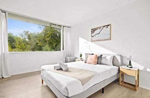 Pymble House | Luminous Ensuite Queen Room - Centrally Located