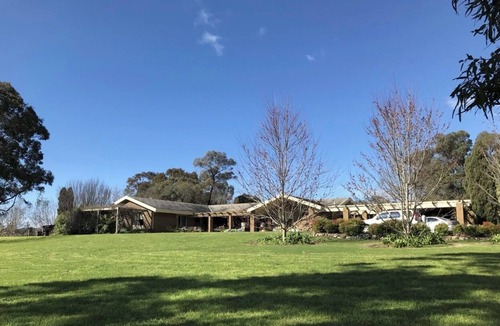 Orbost House | Luxe 2 Bedrooms Spacious Private Home Serenity & Views + Breakfast Hamper