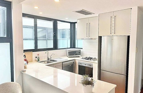 Crows Nest Apartment | Luxe 2BR 2bath & Terrace + Parking. Metro at 200m