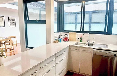 Crows Nest Apartment | Luxe 2BR 2bath & Terrace + Parking. Metro at 200m