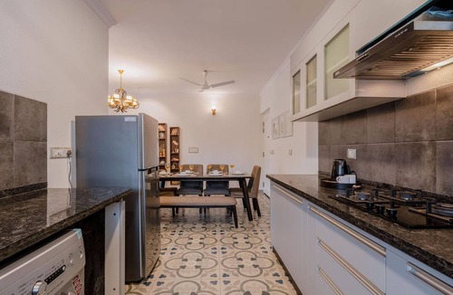 Marra Apartment | Luxe Apt w Balcony Rooftop Pool 15 min to Beach