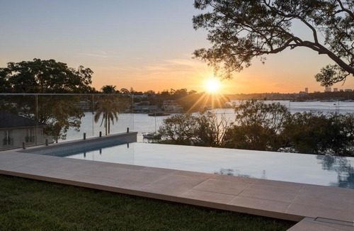 Henley Apartment | Luxe One Bedroom Infinity Pool & Harbour Views