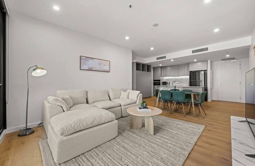 Canberra Apartment | Luxurious 2BR In Sought-After `Eastbourne` Complex