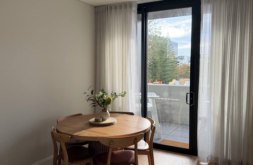 Newcastle Apartment | Luxurious Beachside Retreat: Modern Comfort in Newcastle's Heart