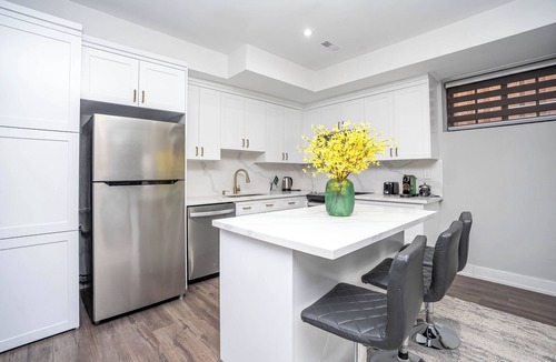 Pine Grove House | Luxury 2BR Suite!King Bed, Fireplace & Parking