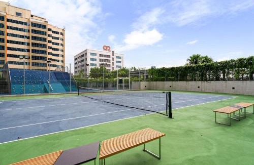 Tropicana Apartment | Luxury 3 Bedroom at Lumi Tropicana Balcony With Golf View Sleeps 9 and Darts B210