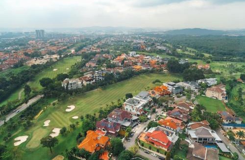 Tropicana Apartment | Luxury 3 Bedroom at Lumi Tropicana Balcony With Golf View Sleeps 9 and Darts B2-23