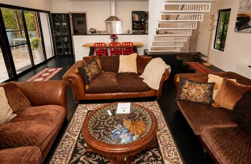 Blackheath House | Luxury 4 Queen Bedroom Home with Spa, Sauna & Fireplace -Eagle's Nest Blackheath