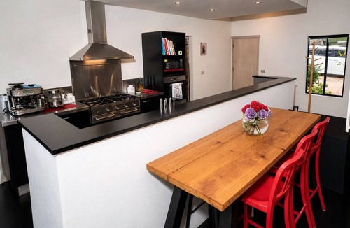 Blackheath House | Luxury 4 Queen Bedroom Home with Spa, Sauna & Fireplace -Eagle's Nest Blackheath