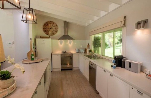 Cedar Brush Creek House | Luxury Cedar Tree Farm - Cosy Retreat with Games Room. Pet Friendly! Magic view!