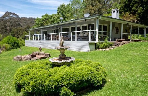 Cedar Brush Creek House | Luxury Cedar Tree Farm - Cosy Retreat with Games Room. Pet Friendly! Magic view!