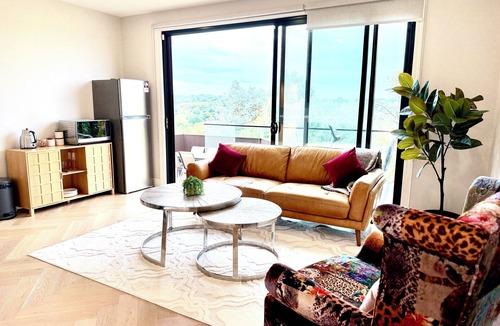 Eltham North House | Luxury Hillside Escape | Scenic Views & Cosy Stay