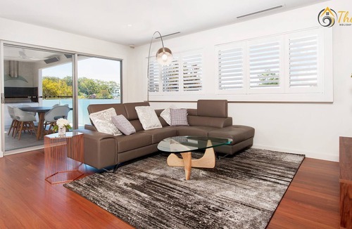 Corlette House | Luxury in Corlette - 4 Drungall Ave - Beautiful Home with Air Con and WiFi