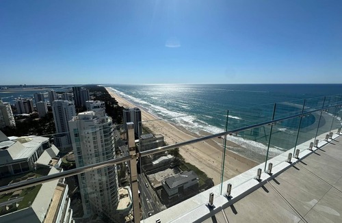 Main Beach Apartment | Luxury Pearl Main Beach Apartment | Walk to the Beach