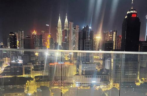Chow Kit Apartment | Luxury Suite at Regalia with Sky Pool & KLCC View