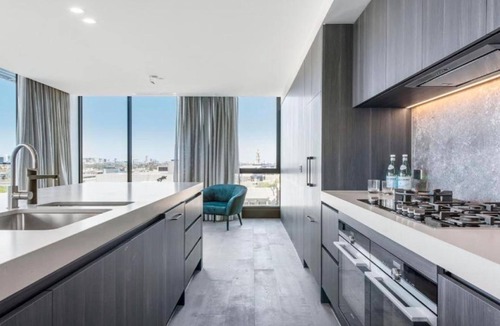 South Melbourne Apartment | Luxury Three Bedroom Penthouse with Bay and City View