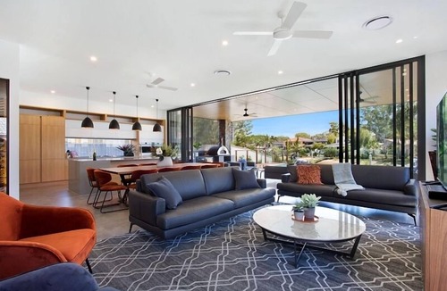 Broadbeach Waters House | Luxury Waterfront Living – Elegant 7-Bedroom Retreat in Broadbeach Waters