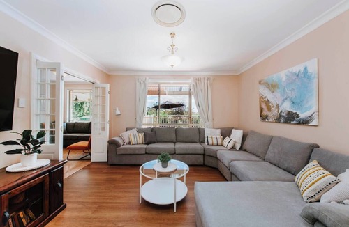 Central Mudgee House | Macquarie Manor Experience Grand Country Living