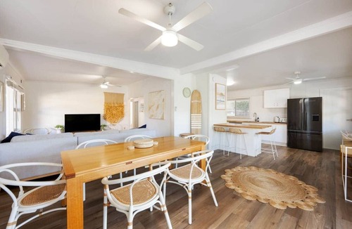 Coffs Harbour House | Magnolia House: 3 Bedroom coastal retreat