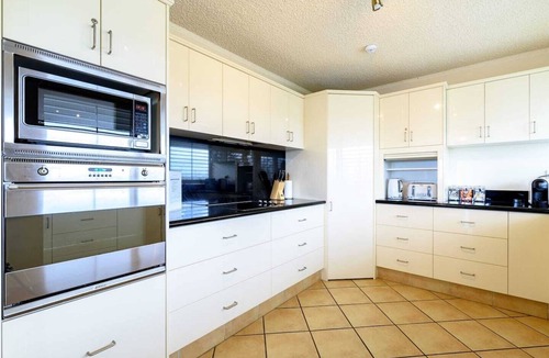 Main Beach Apartment | Main Beach Waterfront Apartment