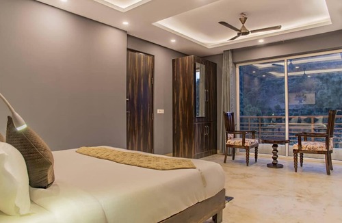 Kasauli Bed & Breakfast | Majestic Pines | Mesmerizing Hill View Full Villa