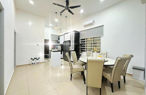 Malacca City Villa | Malacca house,kid pool & KTV 10PAX BANGLOW HOUSE