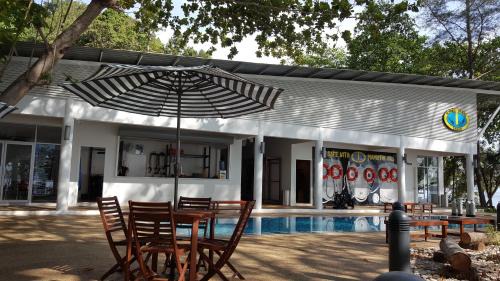 Pantai Barat Division Resort | Mamutik Island Lodge