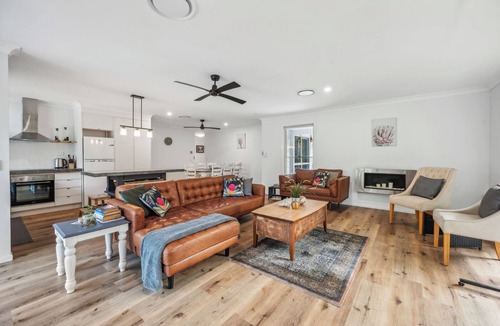 Toormina Apartment | Mango Cottage 8 – Poolside Family Retreat with 4 Ensuites, Pet Friendly