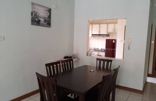 Downtown Kota Kinabalu Apartment | Marina Court 3bedroom Apartment Sleep 6pax Pool View with kitchen and balcony
