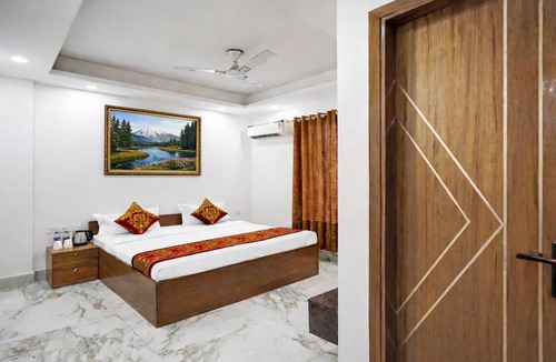 Sainik Farm Hotel | Mauryan Elite Hotel Ignou Road