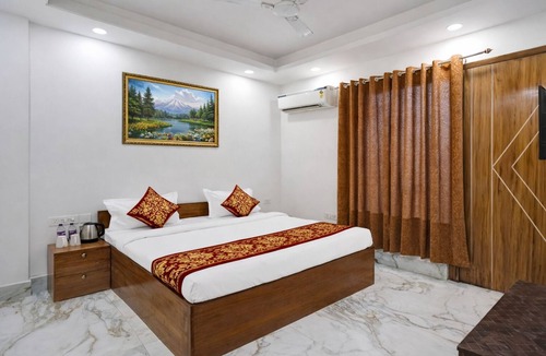 Sainik Farm Hotel | Mauryan Elite Hotel Ignou Road
