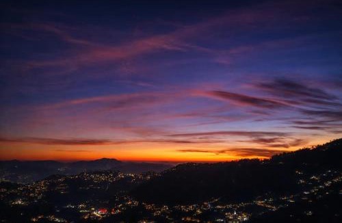 Sanjauli Apartment | Maya's Abode By Amulya - A Sun Facing Valley View Boutique Stay
