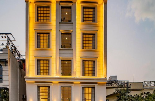 Shavri Colony Hotel | MAYA'S MANOR - A Lake View Hotel