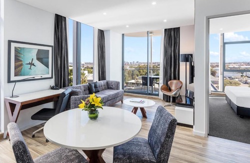 Mascot Hotel | Meriton Suites Mascot Central