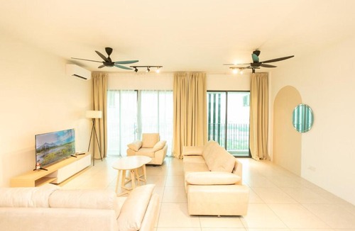Kampung Masjid Timah Apartment | Meritus Residensi Seaview Pent Hauz 3BR 10Pax