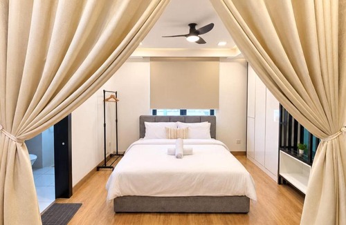 Shah Alam Apartment | Minimalist Studio Trefoil Setia Alam linked bridge to Mall and Convention Centre near to NIH Peninsula