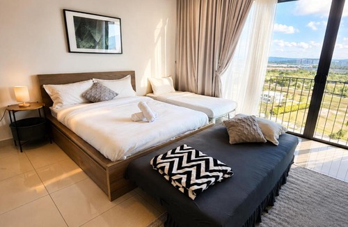 Shah Alam Apartment | Minimalist Studio Trefoil Setia Alam linked bridge to Mall and Convention Centre near to NIH Peninsula
