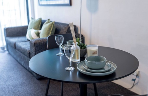 Parramatta Apartment | Modern 1BR Apartment Walk to Station & Westfield Pool Wi-Fi Parramatta CBD