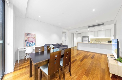 Burwood Apartment | Modern 2BR Ground-Floor APT in Heart of Burwood