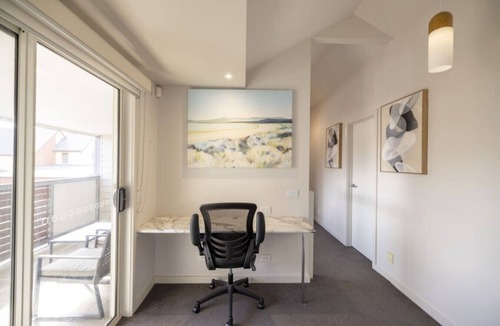 Geelong Villa | Modern 3BR Executive Townhouse in CBD, Mibnb