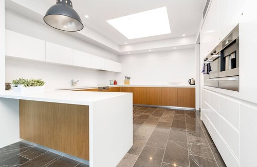 Capital Hill Apartment | Modern 3BR Home 5 mins away from Parliament House
