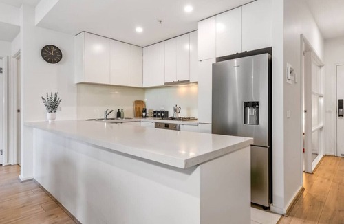 Docklands Apartment | Modern 3BR | River & Park Views | Walk to Crown
